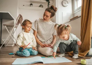 activiteit tekenen kleuren kinderen moeder