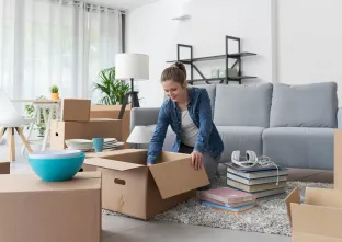 vrouw die dozen uitpakt