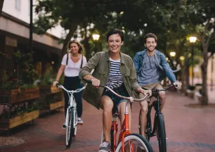 drie vrienden op fietsen